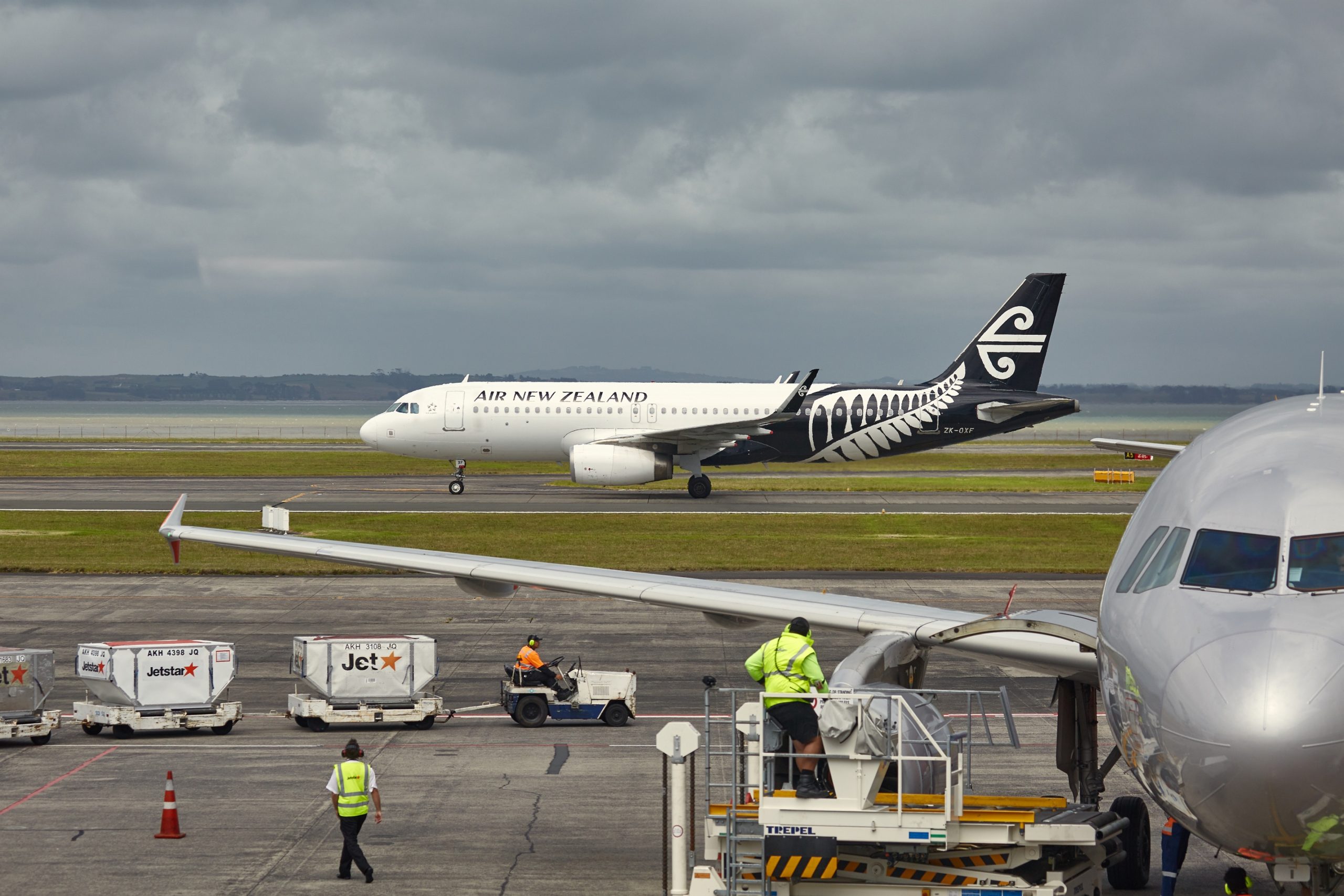 Flugzeug kurz vorm Abheben auf dem Flughafen in Auckland
