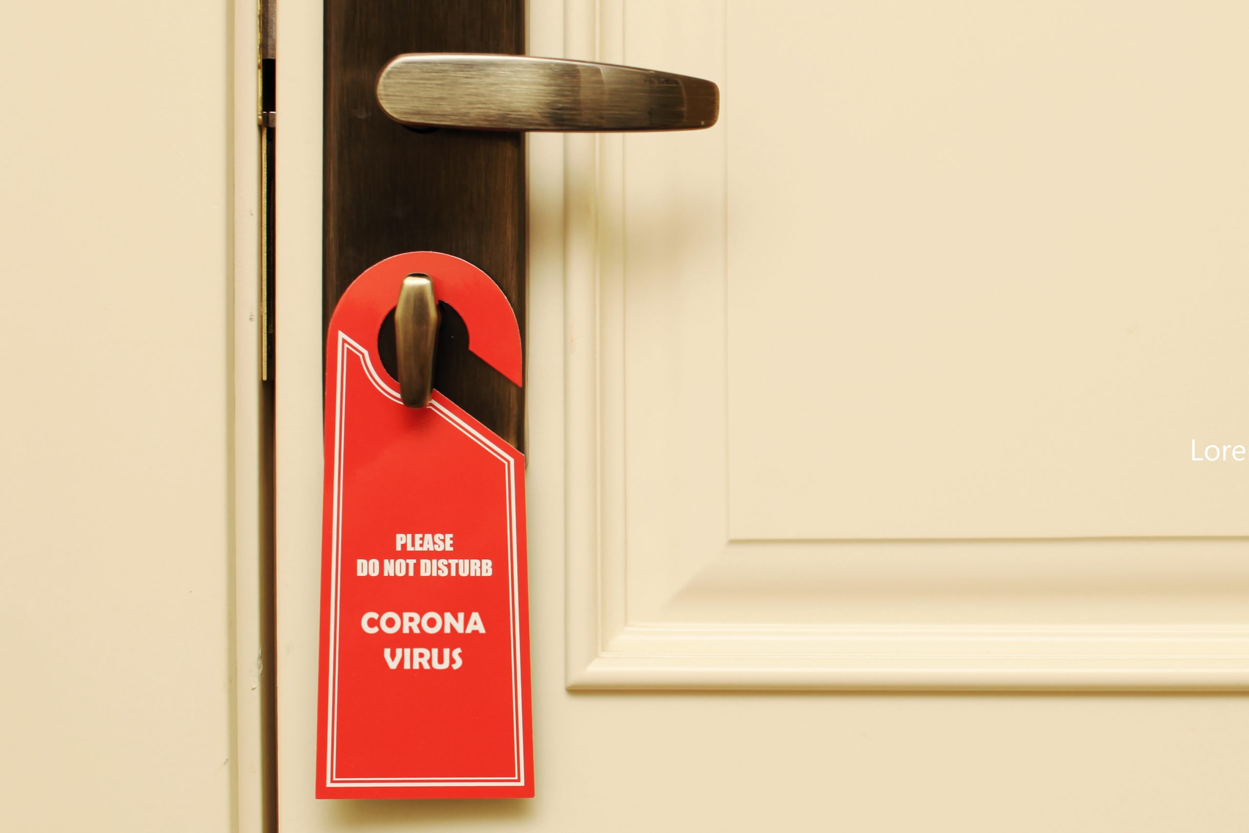 Coronavirus Zeichen an Isolationshotel Zimmer